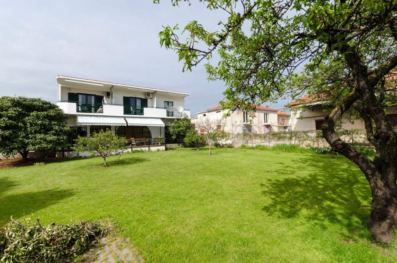 Apartments Katja Трогир Екстериор снимка